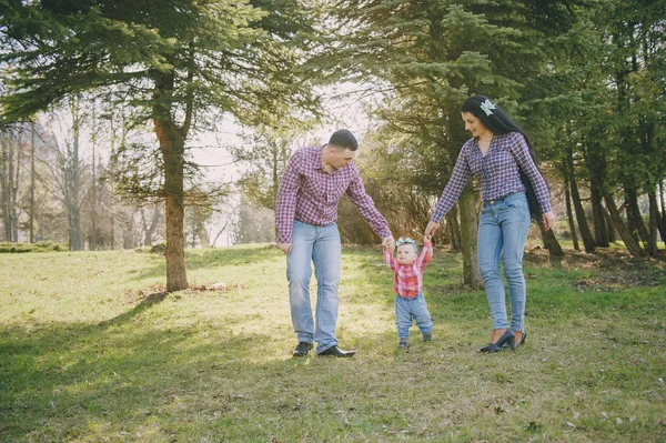 Família em uma madeira — Fotografia de Stock