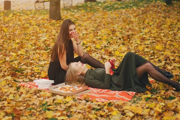 Chicas en un parque —  Fotos de Stock