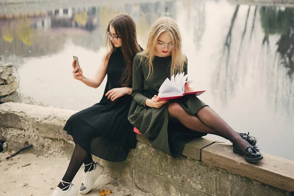 Meisjes met boek — Stockfoto