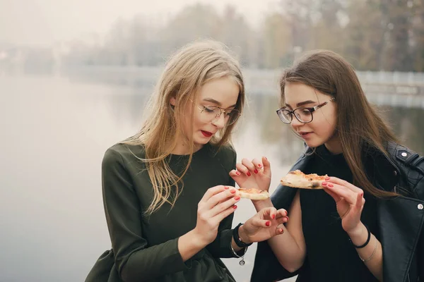 Ragazze con pizza — Foto Stock