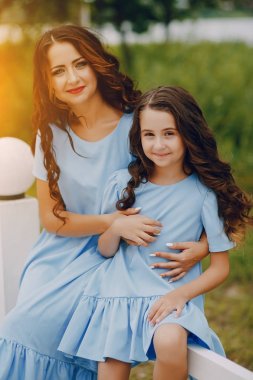 Anne ve kızı.