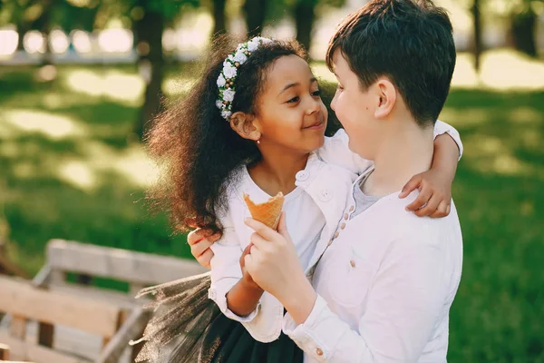 Schwester mit Bruder — Stockfoto