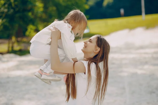 Mãe com filhas — Fotografia de Stock