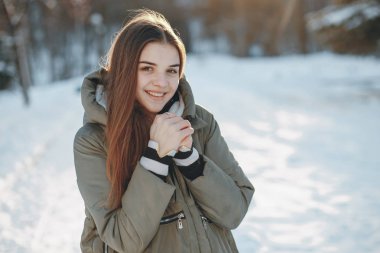 Yürüyüşe çıkmış bir kız