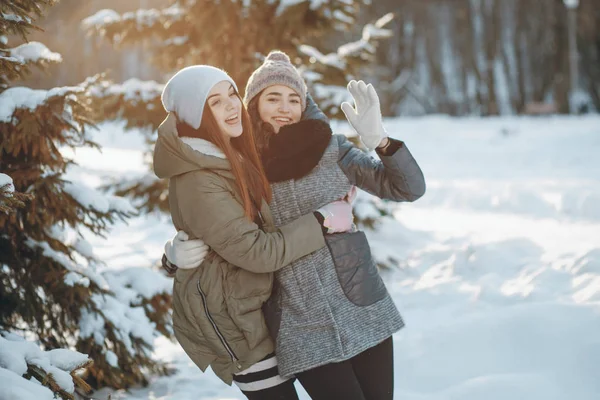 Twee mooie meisjes — Stockfoto