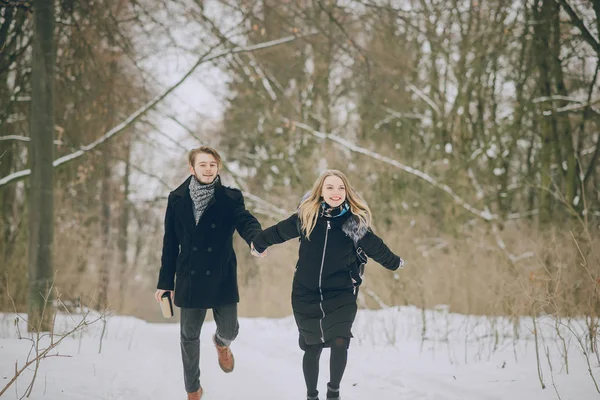 Paar im Winter — Stockfoto