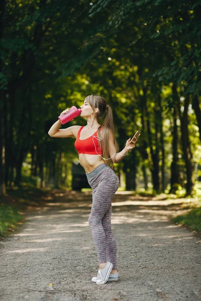 Chica haciendo ejercicio por sí misma —  Fotos de Stock