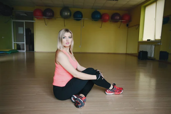 Chica haciendo ejercicio por sí misma —  Fotos de Stock