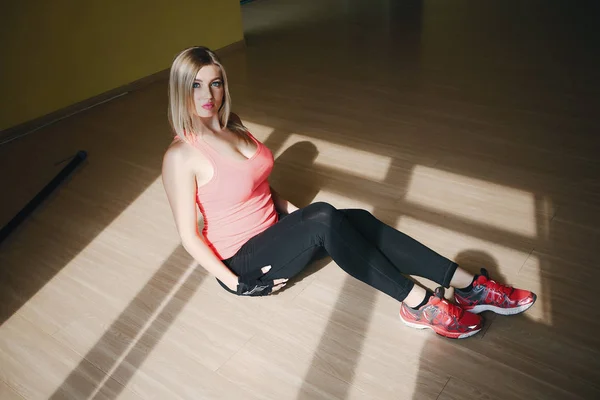 Girl working out by herself — Stock Photo, Image