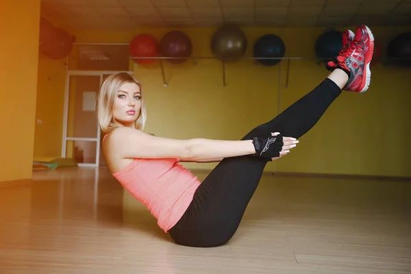 Chica haciendo ejercicio por sí misma —  Fotos de Stock