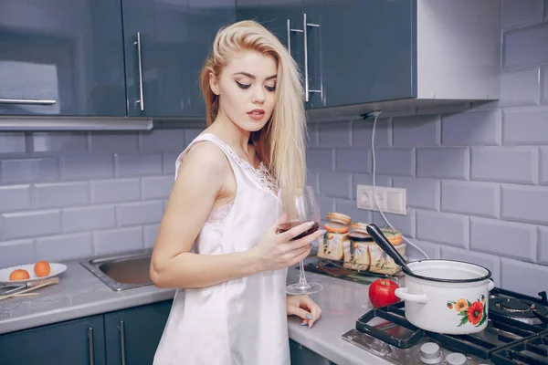 Дівчина на кухні — стокове фото