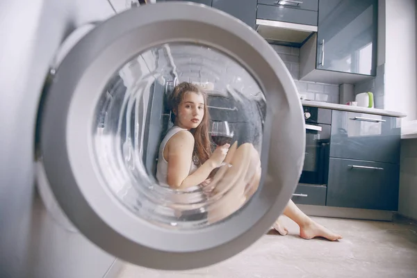 Chica en la cocina —  Fotos de Stock