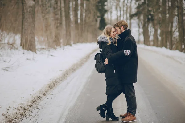 Casal no inverno — Fotografia de Stock