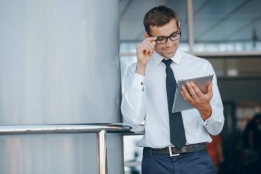 işadamı dışında bir tablet ile