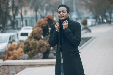 Adam şehirde yürüyor.