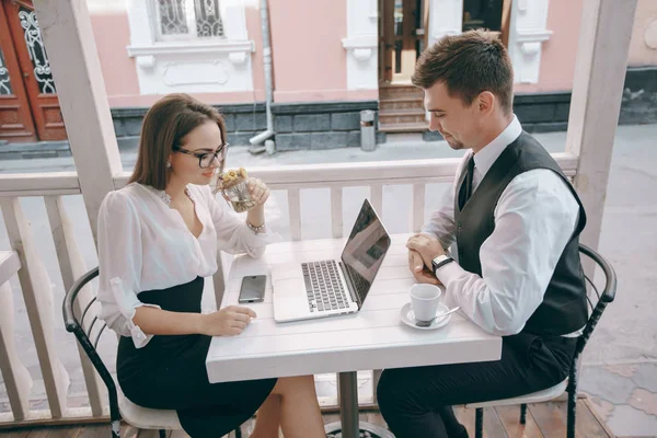 Obchodní muž a žena pracující mimo — Stock fotografie