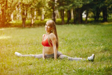 kız yalnız çalışıyor