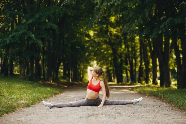 Chica haciendo ejercicio por sí misma —  Fotos de Stock