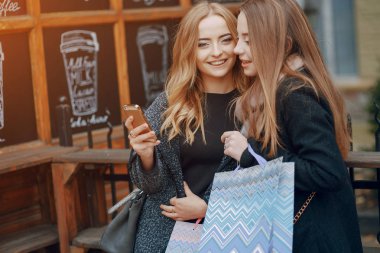 İki kız bir yürüyüş