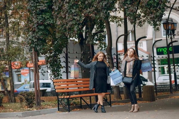 Due ragazze in passeggiata — Foto Stock