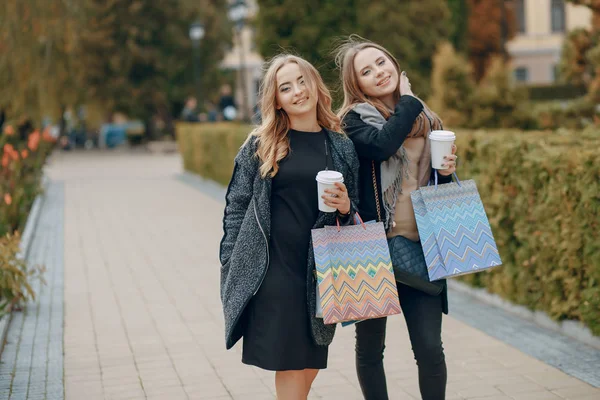 Dos chicas en un paseo —  Fotos de Stock