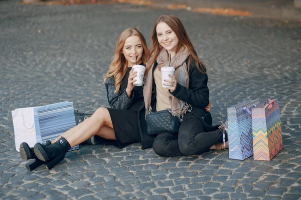 Duas meninas em uma caminhada — Fotografia de Stock