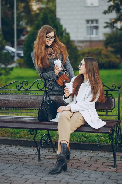 Duas irmãs bonitas — Fotografia de Stock