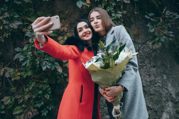 Mädchen mit Blumen — Stockfoto