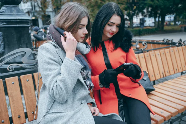 Zwei Mädchen in einer Bank — Stockfoto