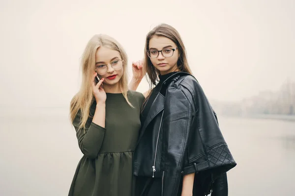 Ragazze con telefono — Foto Stock