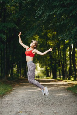 kız yalnız çalışıyor