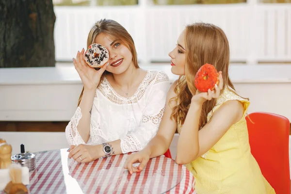 Mädchen mit Donut — Stockfoto