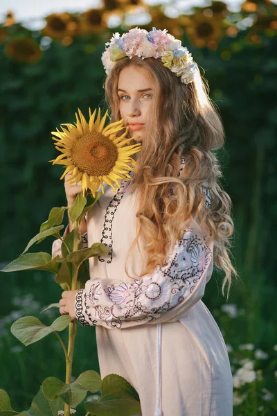 Girl and sunflowers — Stock Photo, Image