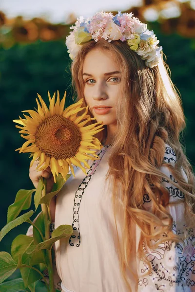 Girl and sunflowers — Stock Photo, Image