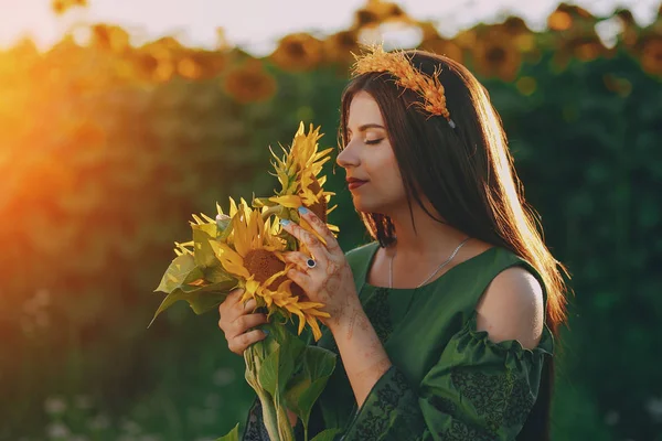 Girl and sunflowers — Stock Photo, Image