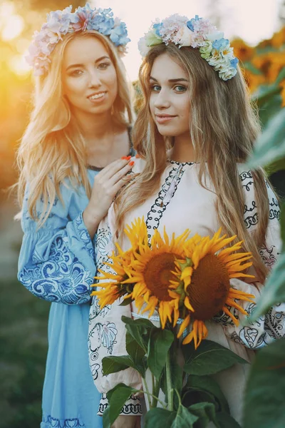 Girls and sunflowers — Stock Photo, Image