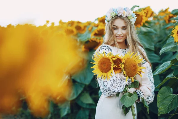 Girl and sunflowers — Stock Photo, Image