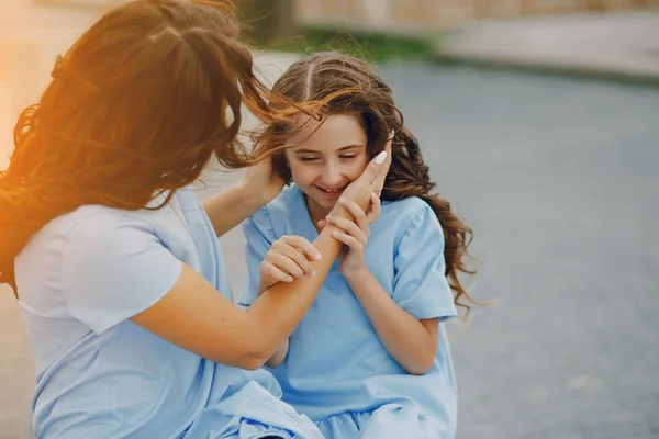 Madre con hija —  Fotos de Stock