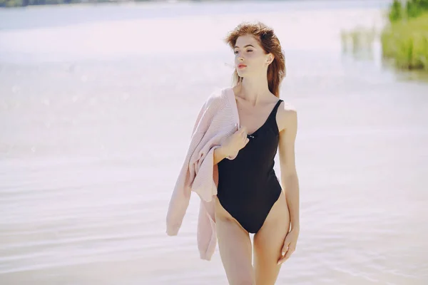 Meisje in een strand — Stockfoto
