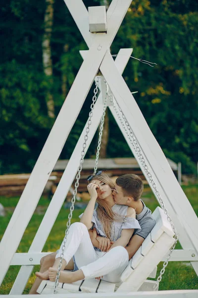 Salıncakta couple — Stok fotoğraf