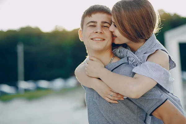 Couple dans une plage — Photo