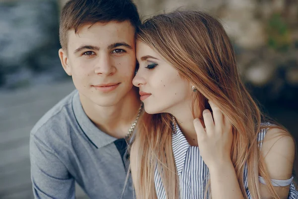 Een paar op het strand. — Stockfoto