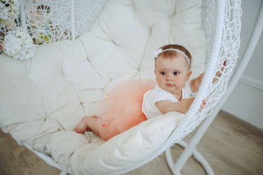 küçük kız bir sandalyede oturan