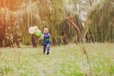 Balonlar ile oynayan çocuk