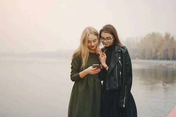 Chicas con teléfono —  Fotos de Stock