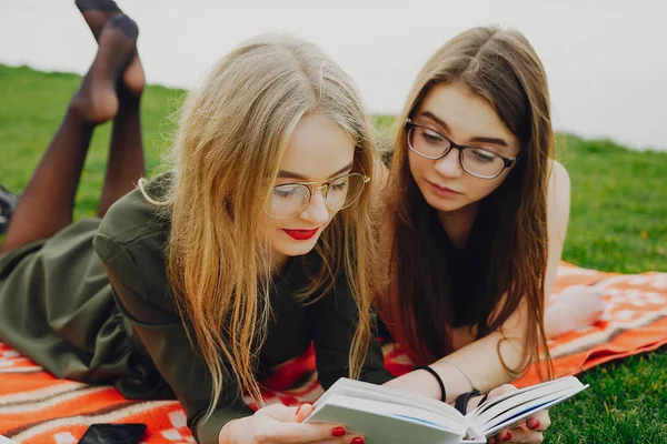 Chicas en un parque —  Fotos de Stock