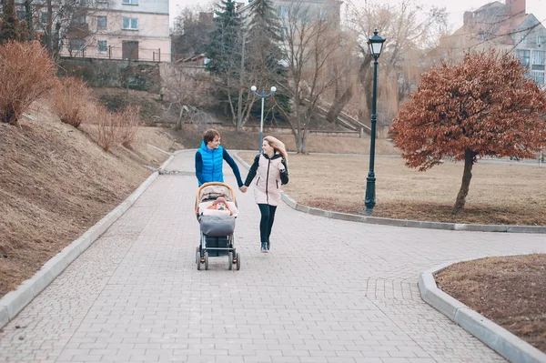 Familie auf Spaziergang — Stockfoto