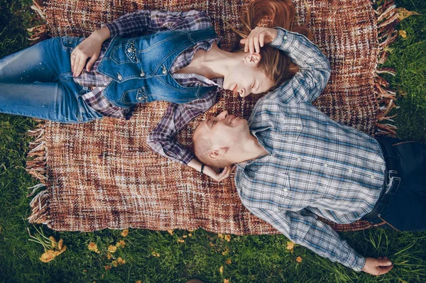 Couple dans un parc — Photo