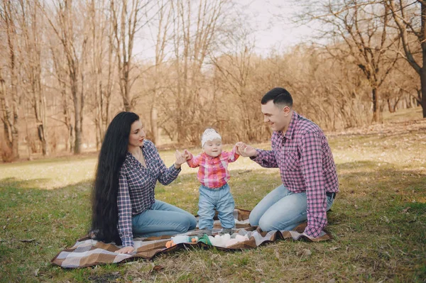 Familia en un bosque — Foto de Stock