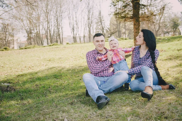 Familia en un bosque — Foto de Stock